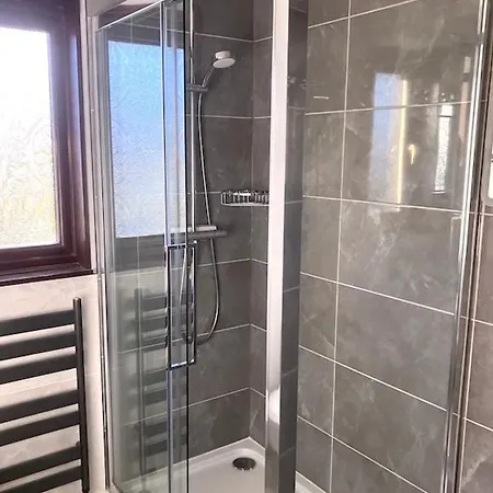 2 Bed House With Office In Historic Richmond